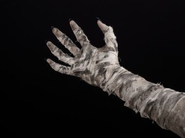 Halloween Tema: korkunç eski mumya eller üzerinde siyah bir arka plan