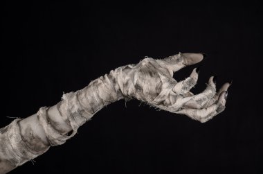 Halloween Tema: korkunç eski mumya eller üzerinde siyah bir arka plan