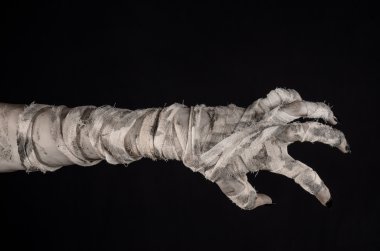 Halloween Tema: korkunç eski mumya eller üzerinde siyah bir arka plan