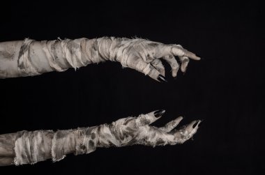 Halloween Tema: korkunç eski mumya eller üzerinde siyah bir arka plan