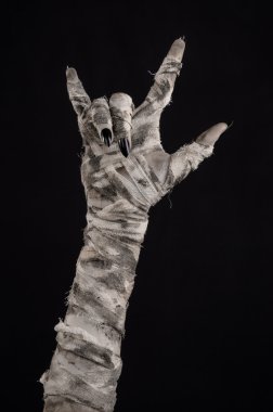 Halloween Tema: korkunç eski mumya eller üzerinde siyah bir arka plan