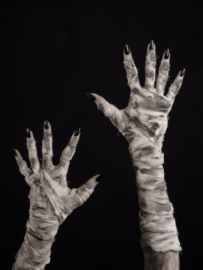 Halloween Tema: korkunç eski mumya eller üzerinde siyah bir arka plan