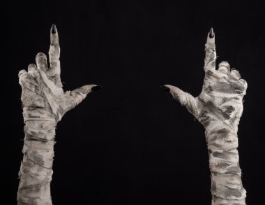 Halloween Tema: korkunç eski mumya eller üzerinde siyah bir arka plan