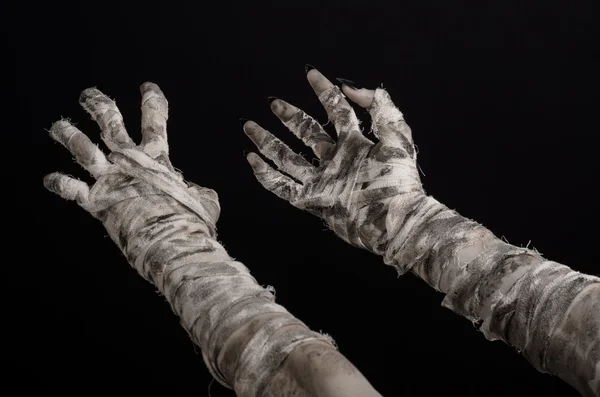 ハロウィーンのテーマ: 黒い背景にひどい古いミイラの手 — ストック写真
