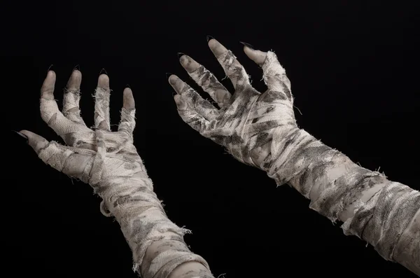 Halloween-tema: fruktansvärt gammal mumie händerna på en svart bakgrund — Stockfoto