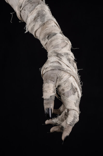 Хэллоуин тема: ужасные старые руки мумии на черном фоне
