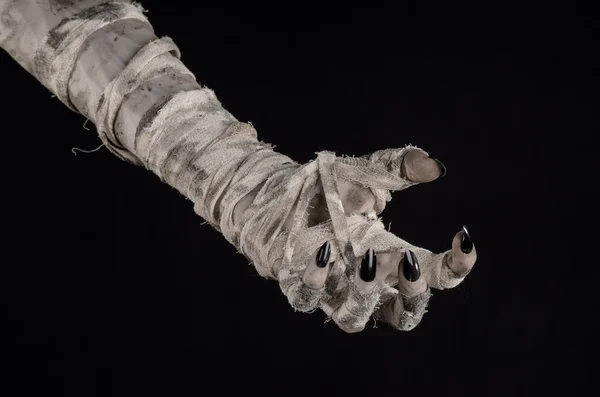 Halloween thema: verschrikkelijke oude mummie handen op een zwarte achtergrond — Stockfoto
