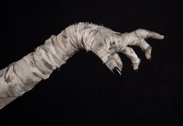 Хэллоуин тема: ужасные старые руки мумии на черном фоне
