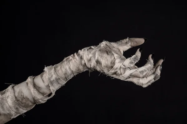 Halloween Tema: korkunç eski mumya eller üzerinde siyah bir arka plan — Stok fotoğraf