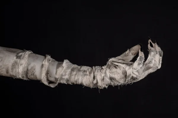 Tema di Halloween: terribili vecchie mani di mamma su sfondo nero — Foto Stock