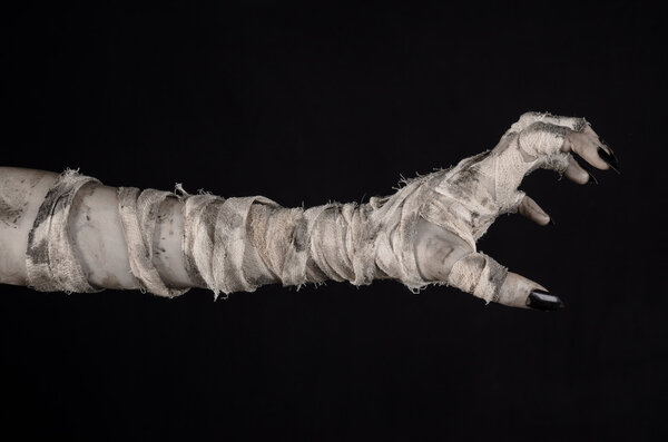 Хэллоуин тема: ужасные старые руки мумии на черном фоне
