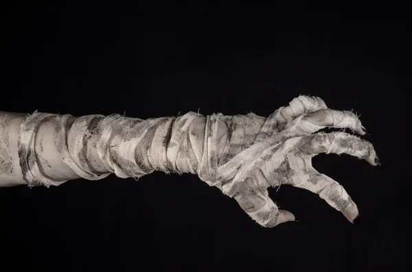 Хэллоуин тема: ужасные старые руки мумии на черном фоне — стоковое фото