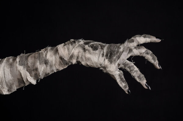 Хэллоуин тема: ужасные старые руки мумии на черном фоне
