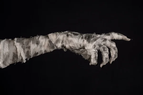 할로윈 테마: 끔찍한 오래 된 미 라에 손을 — 스톡 사진