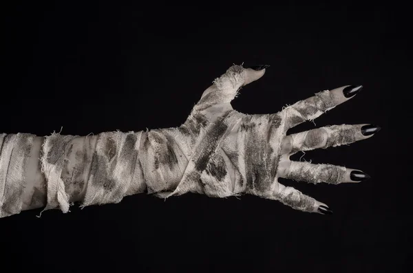 Halloween-tema: fruktansvärt gammal mumie händerna på en svart bakgrund — Stockfoto