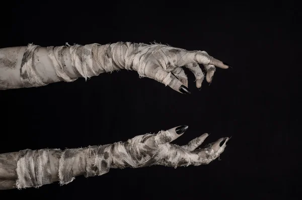 Tema de Halloween: terribles manos de momia sobre un fondo negro —  Fotos de Stock
