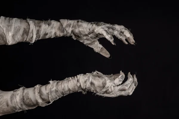 Halloween téma: hrozné staré mumie ruce na černém pozadí — Stock fotografie