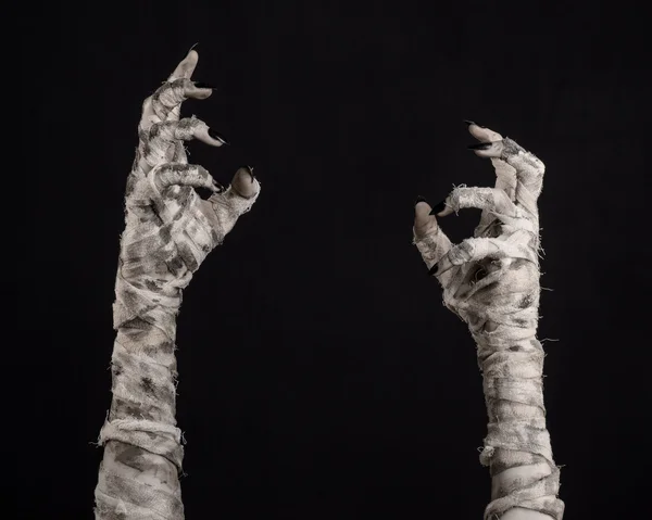 Tema di Halloween: terribili vecchie mani di mamma su sfondo nero — Foto Stock