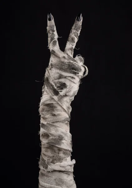 Halloween tematu: straszne stary mumia ręce na czarnym tle — Zdjęcie stockowe
