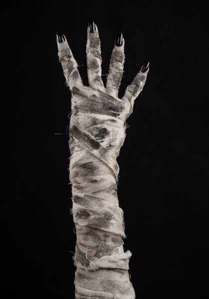 Хэллоуин тема: ужасные старые руки мумии на черном фоне
