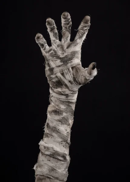 Tema di Halloween: terribili vecchie mani di mamma su sfondo nero — Foto Stock