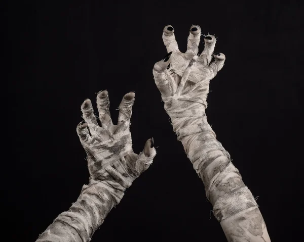 Tema de Halloween: terríveis mãos velhas múmias em um fundo preto — Fotografia de Stock