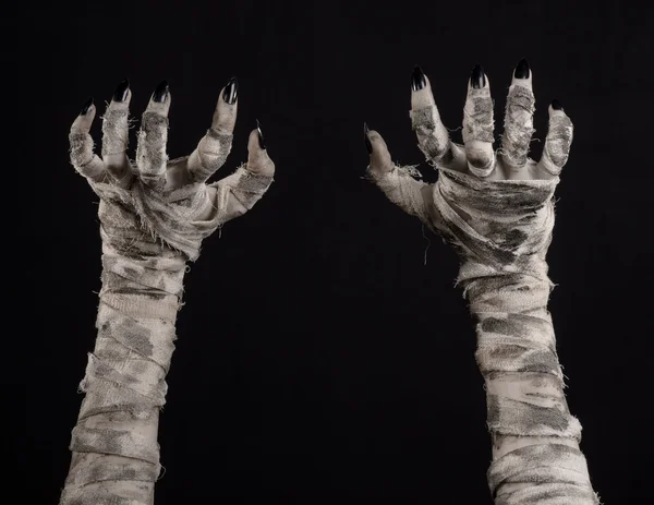 Halloween-Thema: schreckliche alte Mumienhände auf schwarzem Hintergrund — Stockfoto