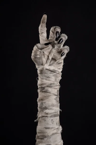 Тема Хеллоуїна: жахливі старі руки мумії на чорному тлі — стокове фото