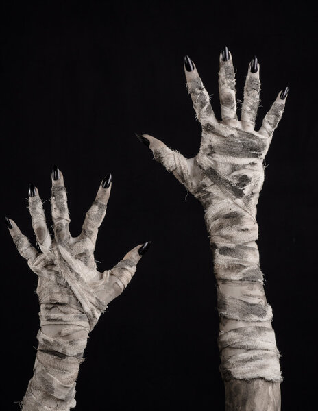 Хэллоуин тема: ужасные старые руки мумии на черном фоне
