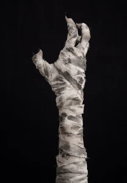 Halloween tema: forfærdelige gamle mumie hænder på en sort baggrund - Stock-foto