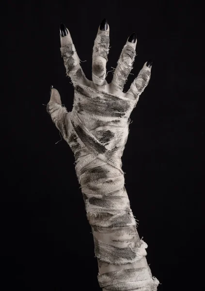ハロウィーンのテーマ: 黒い背景にひどい古いミイラの手 — ストック写真
