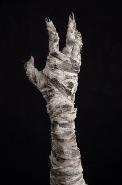 Хэллоуин тема: ужасные старые руки мумии на черном фоне
