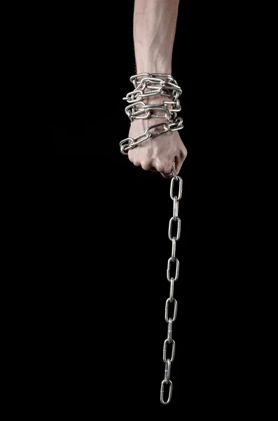 Mãos amarradas cadeia, sequestro, dependência, solidão, problema social, tema de Halloween, assassino, louco, liberdade fundo preto — Fotografia de Stock