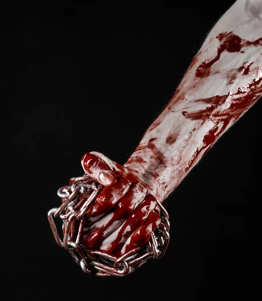 Bloody hand holding chain, bloody chain, halloween theme, black background, isolated, killer, fan, crazy — Stock Photo, Image