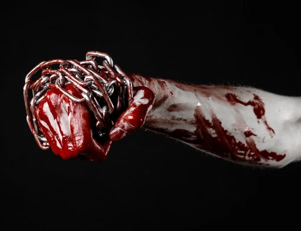 Bloody hand holding chain, bloody chain, halloween theme, black background, isolated, killer, fan, crazy — Stock Photo, Image