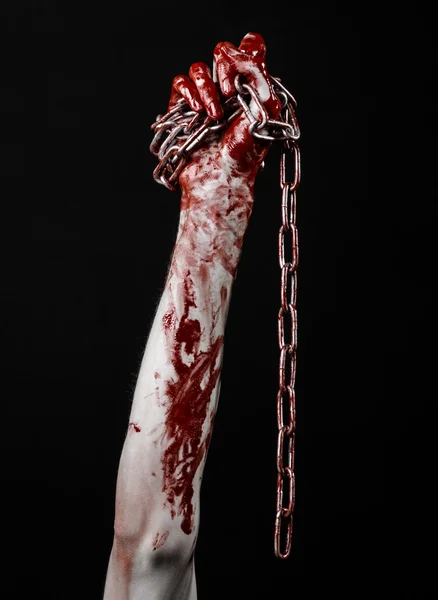 Catena tenuta per mano insanguinata, catena insanguinata, tema di Halloween, sfondo nero, isolato, assassino, ventilatore, pazzo — Foto Stock