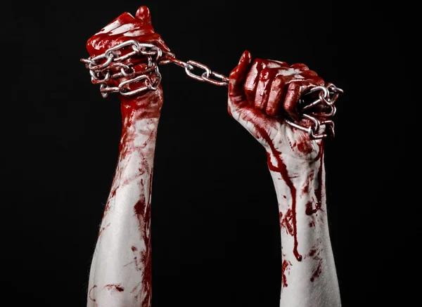 Bloody hand holding chain, bloody chain, halloween theme, black background, isolated, killer, fan, crazy — Stock Photo, Image