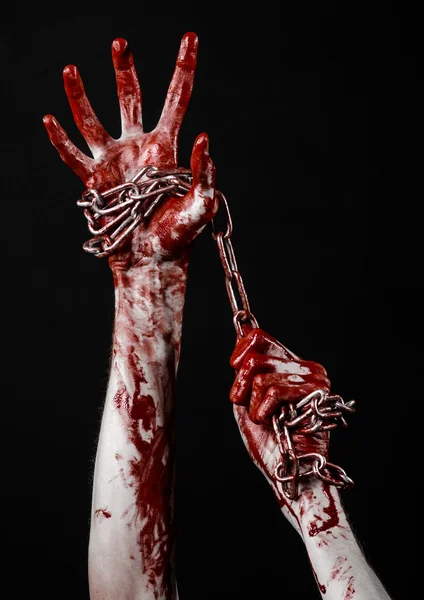 Catena tenuta per mano insanguinata, catena insanguinata, tema di Halloween, sfondo nero, isolato, assassino, ventilatore, pazzo — Foto Stock