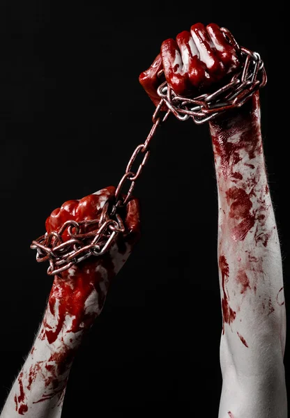 Blutige Hand haltende Kette, blutige Kette, Halloween-Thema, schwarzer Hintergrund, isoliert, Killer, Fan, verrückt — Stockfoto