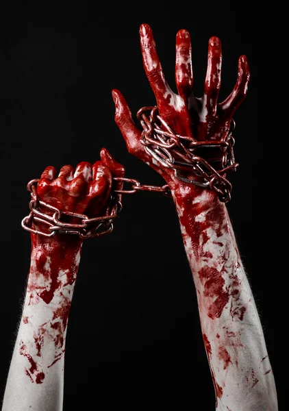 Blutige Hand haltende Kette, blutige Kette, Halloween-Thema, schwarzer Hintergrund, isoliert, Killer, Fan, verrückt — Stockfoto