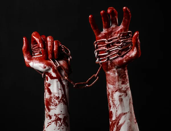 Bloody hand holding chain, bloody chain, halloween theme, black background, isolated, killer, fan, crazy — Stock Photo, Image