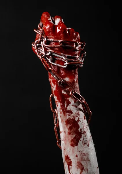 Bloody hand holding chain, bloody chain, halloween theme, black background, isolated, killer, fan, crazy — Stock Photo, Image