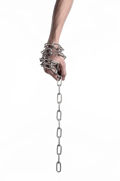 Tema social: mãos amarradas uma corrente de metal em um fundo branco — Fotografia de Stock
