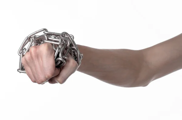 Tema social: mãos amarradas uma corrente de metal em um fundo branco — Fotografia de Stock
