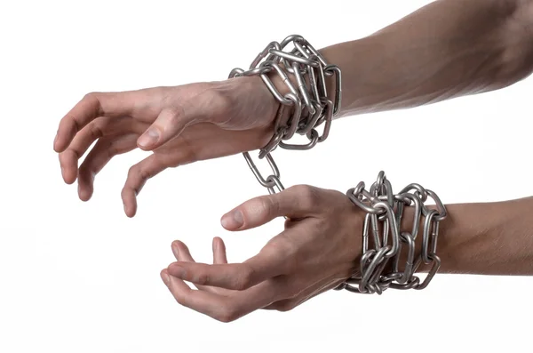 Soziales Thema: Hände gebunden an eine Metallkette auf weißem Hintergrund — Stockfoto