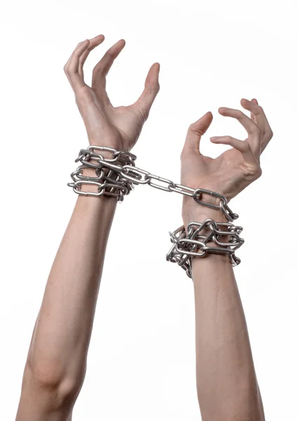 Tema sociale: mani legate a una catena metallica su sfondo bianco — Foto Stock