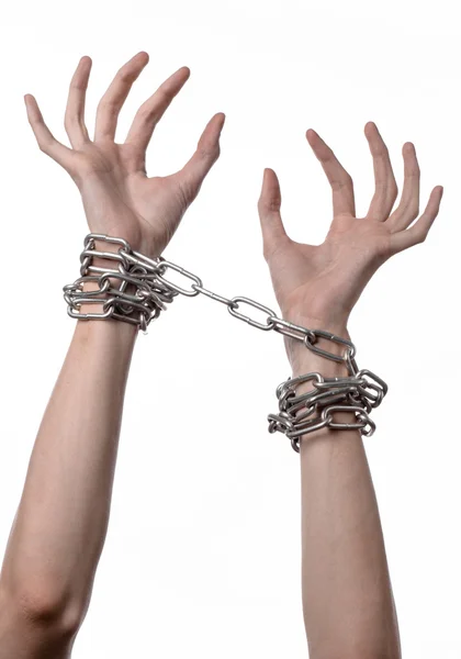 Tema social: las manos ataron una cadena de metal sobre un fondo blanco — Foto de Stock