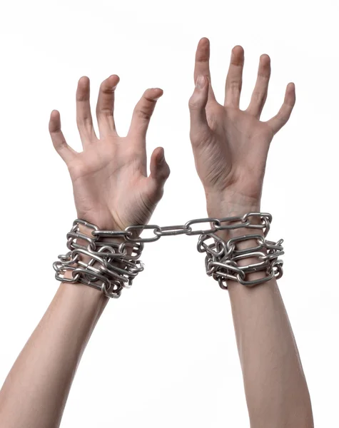 Социальная тема: руки связаны металлической цепью на белом фоне — стоковое фото