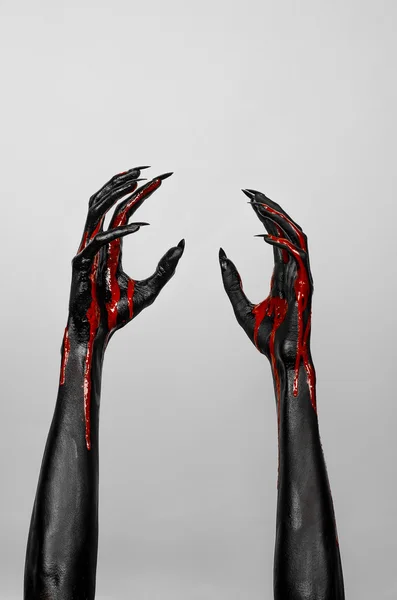 Чёрные руки смерти — стоковое фото