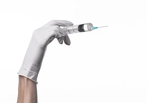 Läkarens hand håller en spruta, vita handskar handen, en stor spruta, medicinsk fråga läkaren gör en injektion, vit bakgrund, isolerade, vita handskar läkare — Stockfoto